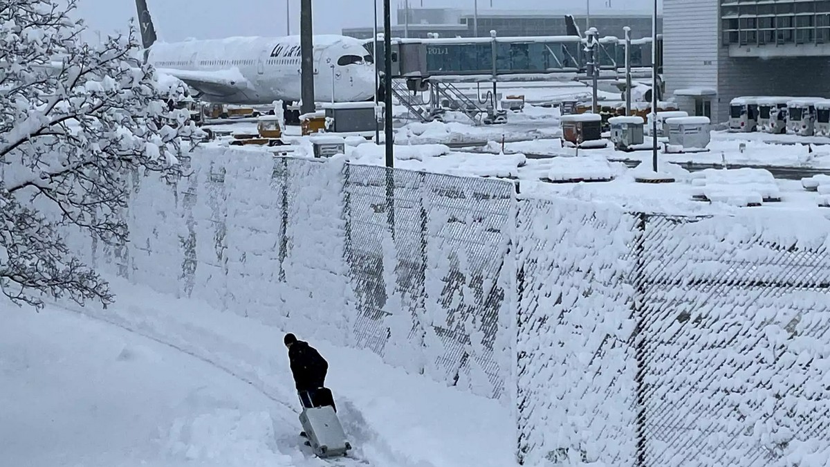 Γερμανία: Χάος στο αεροδρόμιο του Μονάχου – Αεροπλάνα κόλλησαν στα χιόνια – Ταλαιπωρία για χιλιάδες επιβάτες