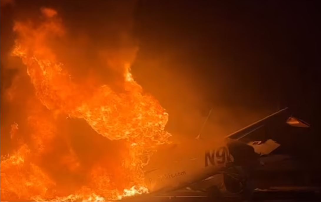 Τρομακτικό βίντεο: Αεροπλάνο τυλίχθηκε στις φλόγες
