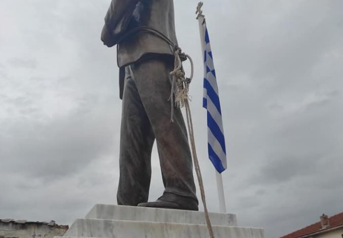 Θεσσαλονίκη: Eπιχείρησαν να κλέψουν το άγαλμα του Νίκου Καπετανίδη από το Μητροπολιτικό Πάρκο Παύλου Μελά – ΦΩΤΟ