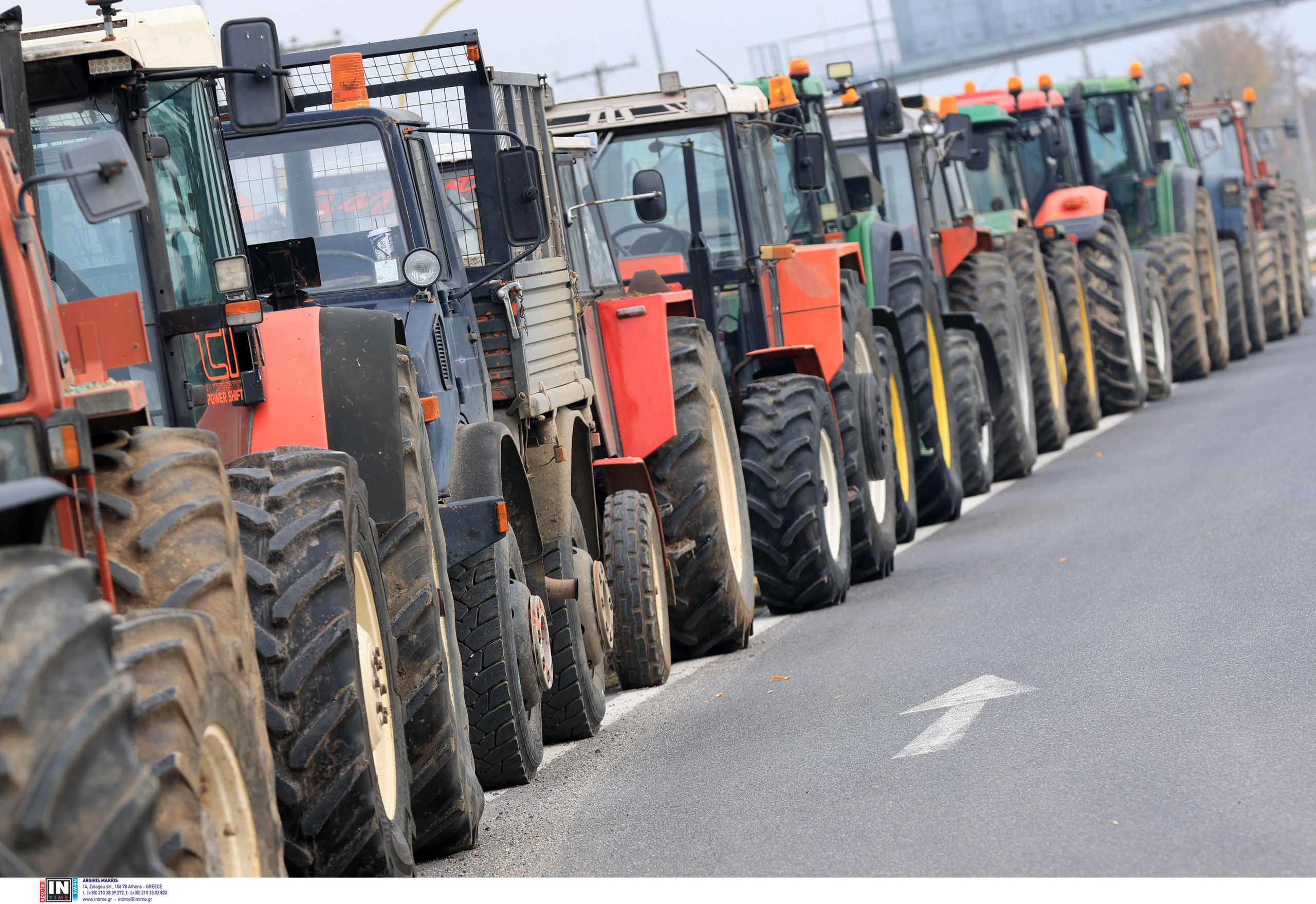 Θεσσαλία: Στους δρόμους με τρακτέρ οι αγρότες ζητώντας αποζημιώσεις για τις καταστροφές – Ένταση στην Καρδίτσα