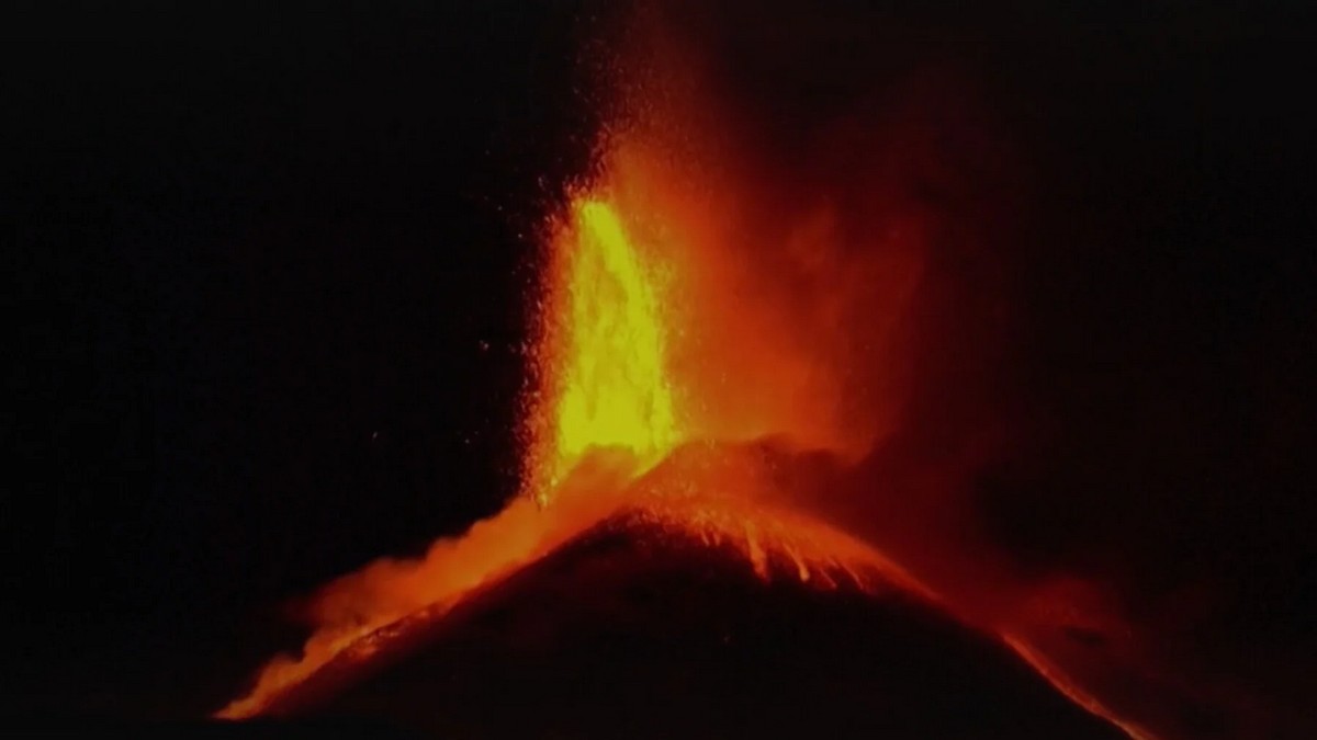 Ιταλία: Η Αίτνα “βρυχάται” και πάλι – ΒΙΝΤΕΟ
