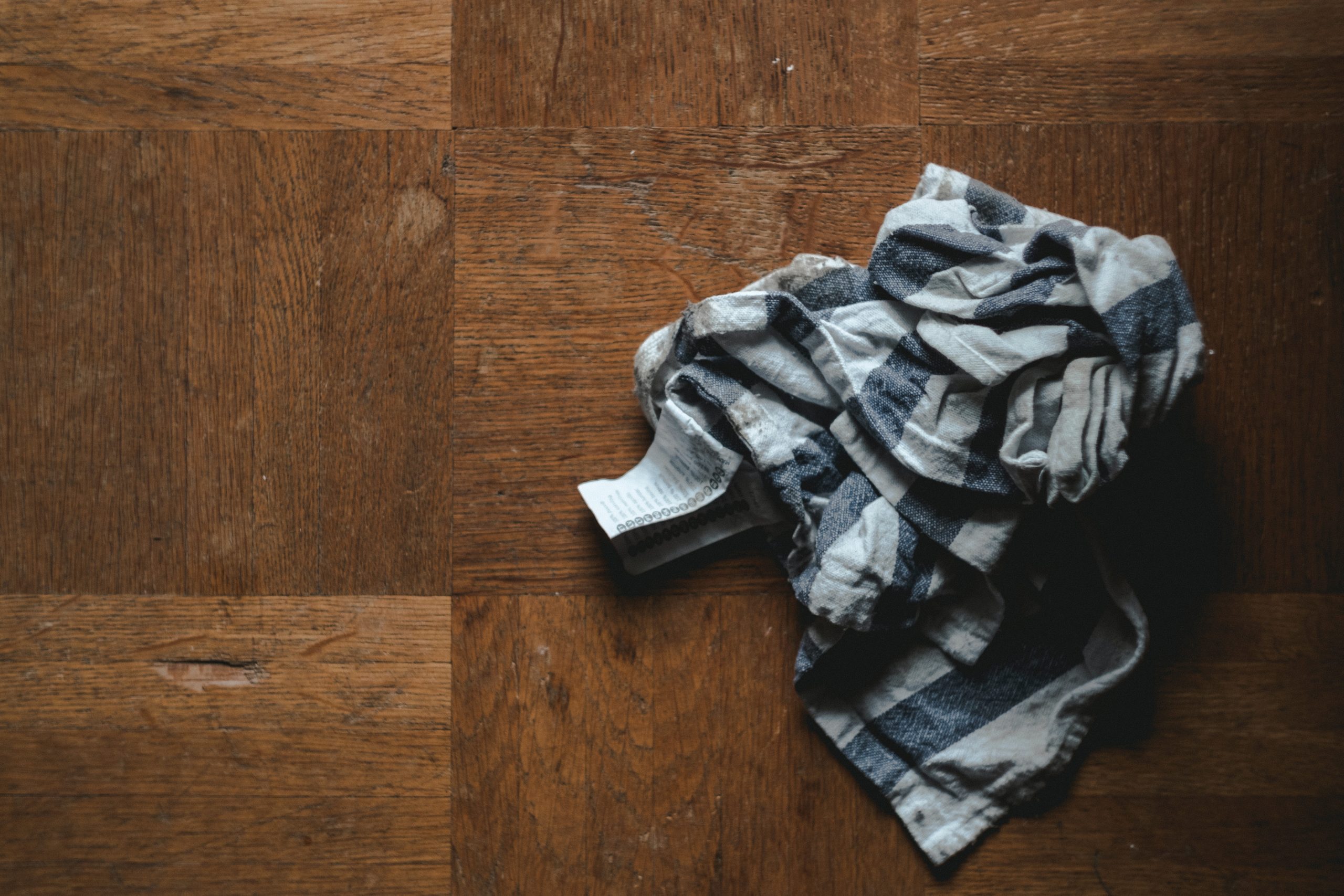 Καθαρίστε εύκολα τους λιπαρούς λεκέδες με ένα φυσικό προϊόν που υπάρχει στο σπίτι σας