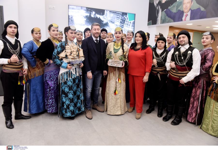 Έψαλλαν τα κάλαντα στον Ανδρουλάκη: Το 2024 έχουμε χρέος να οικοδομήσουμε τη συλλογική μας ευημερία σε πιο γερά θεμέλια