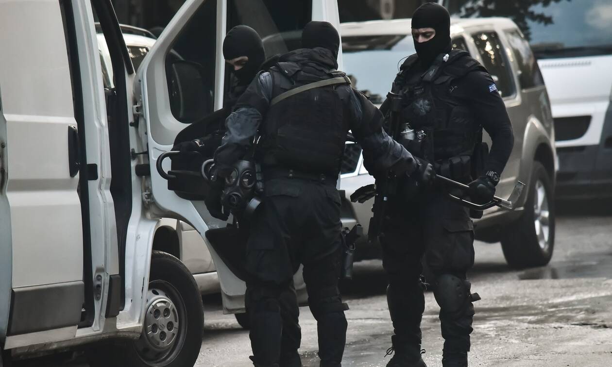 Επιχείρηση Αντιτρομοκρατικής: Δύο στελέχη των Ενόπλων Δυνάμεων στους συλληφθέντες – Πρόκειται για πολυβολητή και οπλουργό