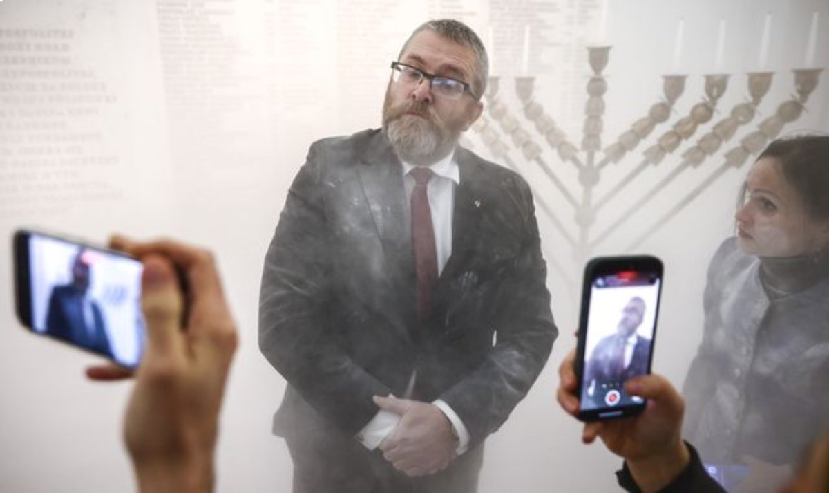Πολωνία: Ακροδεξιός βουλευτής έσβησε με πυροσβεστήρα τα κεριά του Χανουκά – Δείτε ΒΙΝΤΕΟ