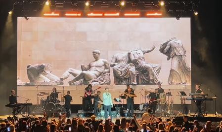 Κωνσταντίνος Αργυρός: Τραγούδησε στην Αμερική με φόντο τα Γλυπτά του Παρθενώνα – ΒΙΝΤΕΟ