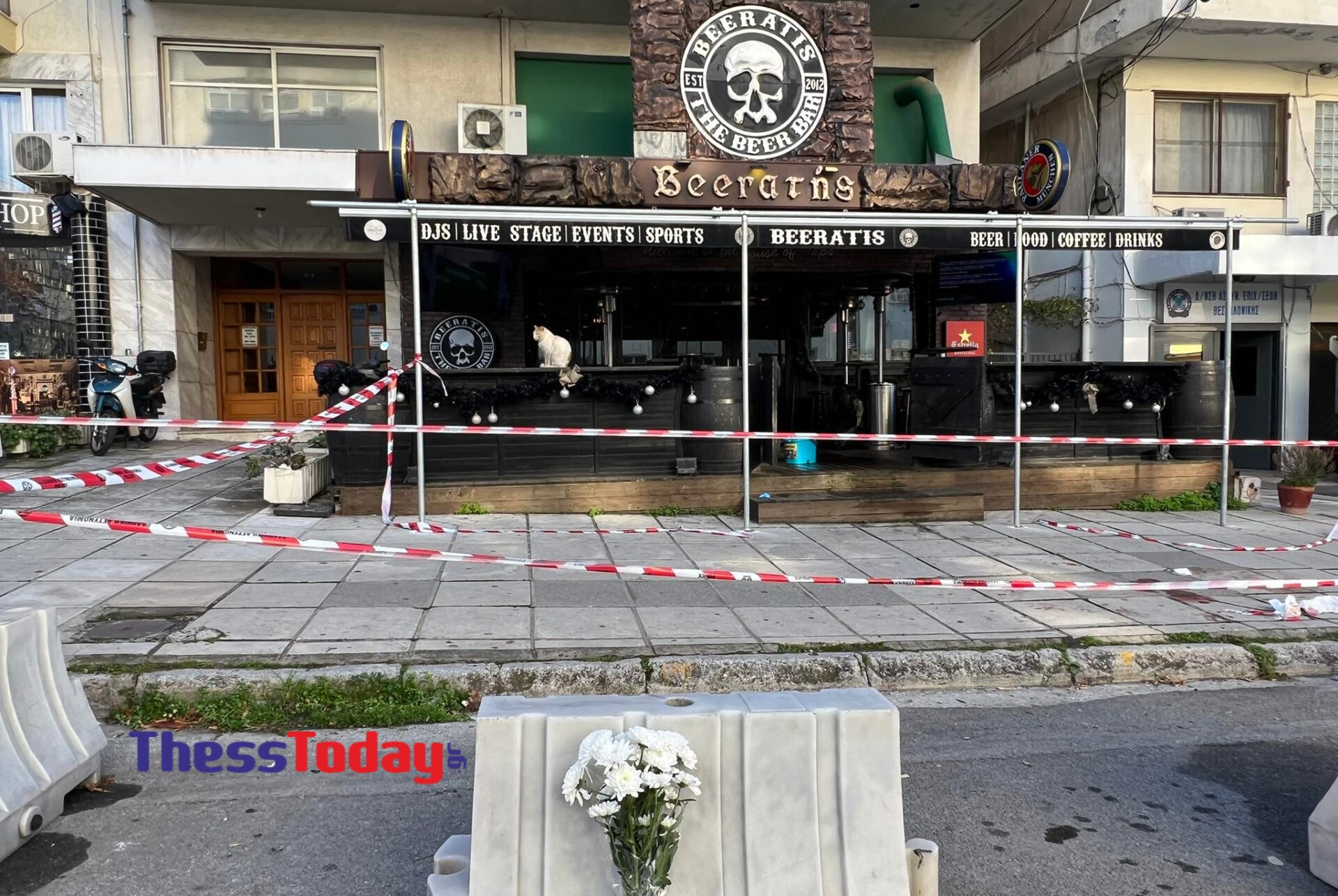 Θεσσαλονίκη: Λευκά λουλούδια στο σημείο της δολοφονίας του αστυνομικού άφησαν συνάδελφοί του – ΒΙΝΤΕΟ