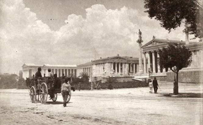 Η φωτογραφία της οδού Πανεπιστημίου έχει τραβηχτεί περίπου το 1900