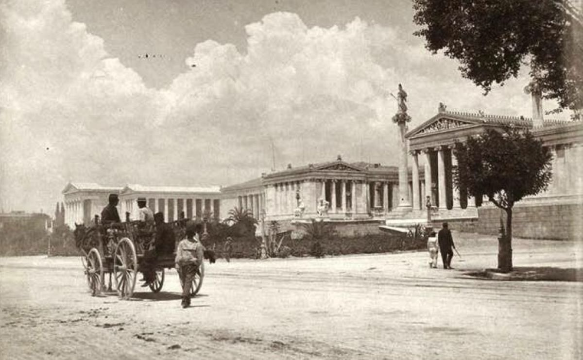 Η φωτογραφία της οδού Πανεπιστημίου έχει τραβηχτεί περίπου το 1900