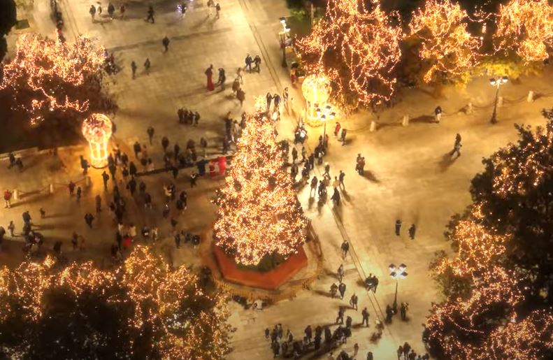 Χριστούγεννα: Η λάμψη της στολισμένης Αθήνας από ψηλά – ΒΙΝΤΕΟ