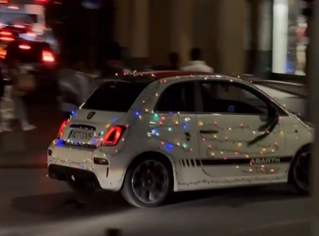 Το πιο… χριστουγεννιάτικο αυτοκίνητο στους δρόμους της Αθήνας – Αδύνατον να μην το δεις  – BINTEO