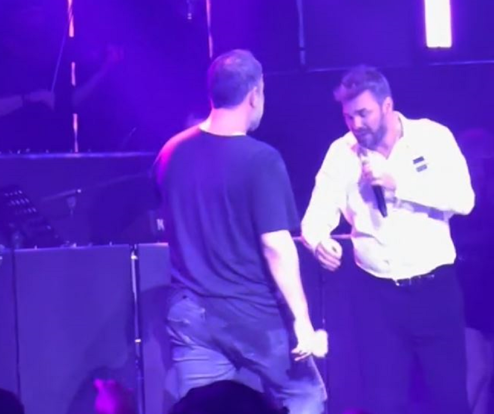 Lifestyle # Βασίλης Καρράς # Βασίλης Μπισμπίκης Βασίλης Καρράς: Ο Μπισμπίκης τον τίμησε με ένα ζεϊμπέκικο