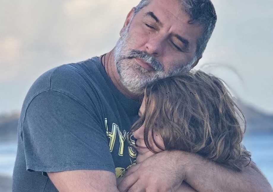 Βασίλης Μπισμπίκης: Έτσι περνά το Σάββατο με τον γιο του – Η σπάνια φωτογραφία και η φοβερή ομοιότητα