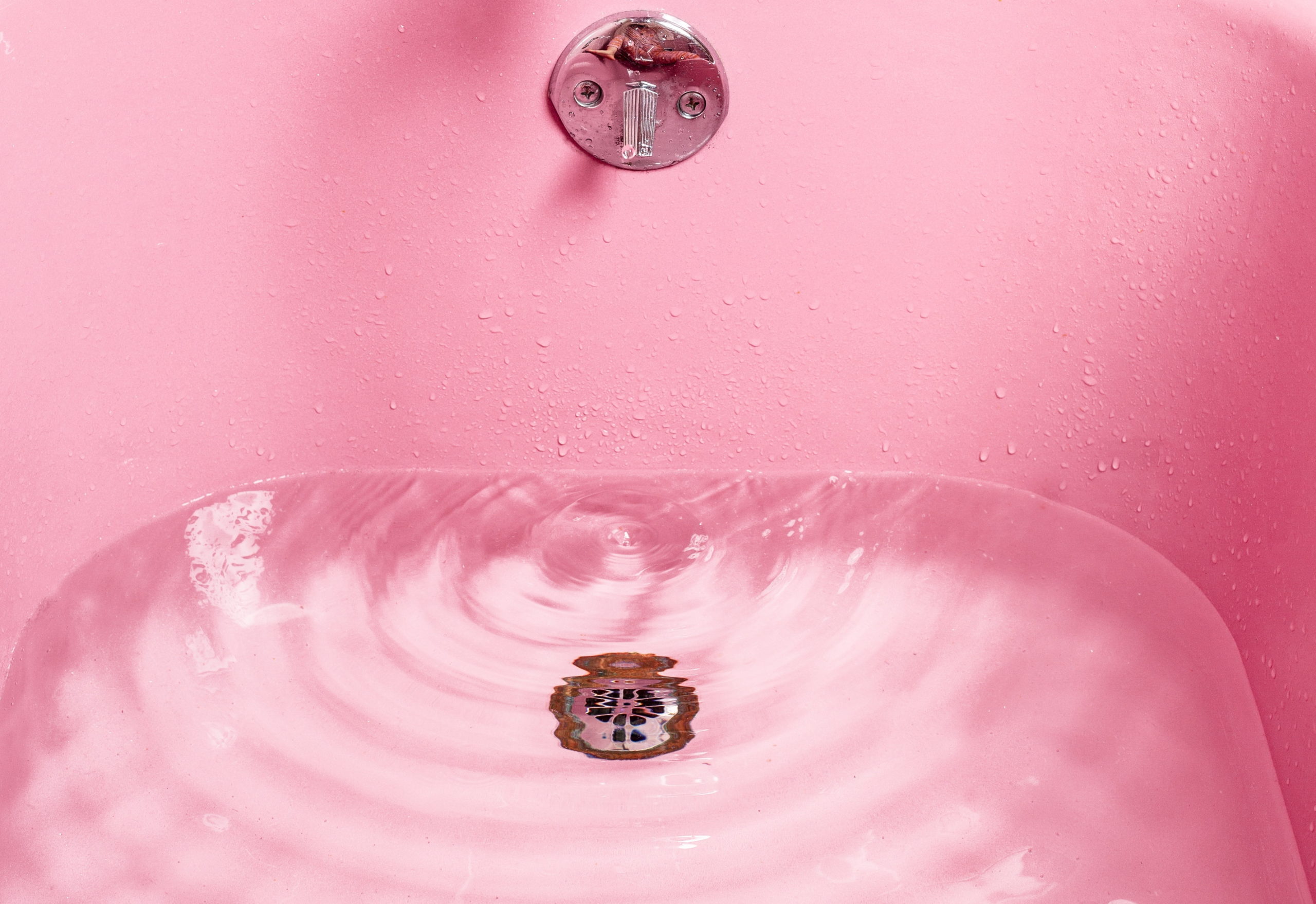 Βουλωμένος νεροχύτης; Δοκιμάστε αυτό το εύκολο κόλπο για να τον ξεβουλώσετε