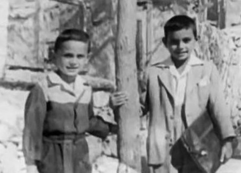 Ποιος διάσημος τραγουδιστής είναι το μικρό αγοράκι της φωτογραφίας