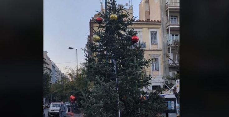Έκλεψαν τα στολίδια από το δέντρο στην πλατεία Βικτωρίας