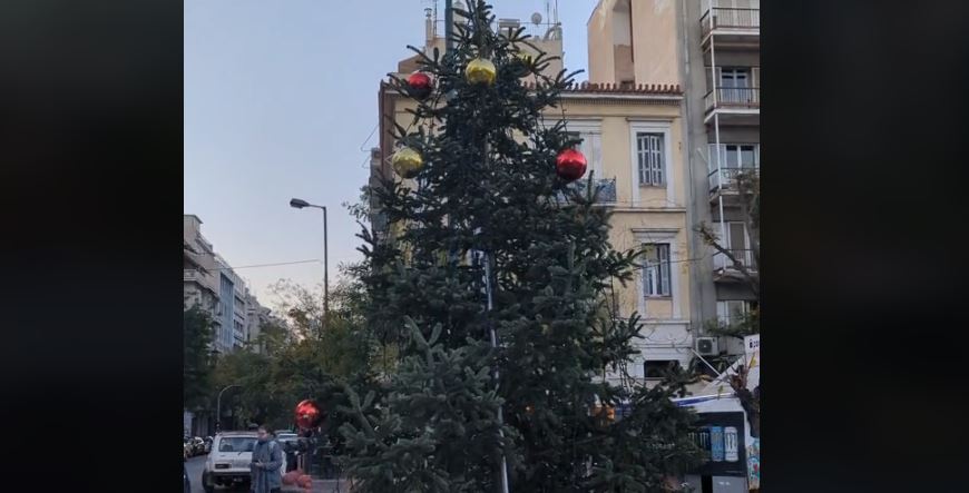 Έκλεψαν τα στολίδια από το δέντρο στην πλατεία Βικτωρίας
