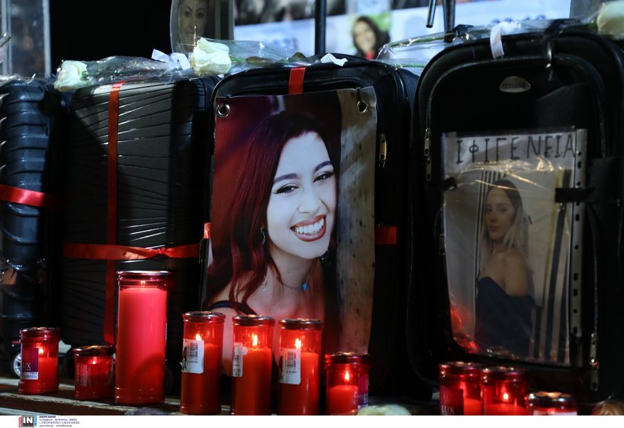 Συγκέντρωση στο Σύνταγμα για την τραγωδία στα Τέμπη – Τοποθέτησαν φωτογραφίες των θυμάτων σε βαλίτσες