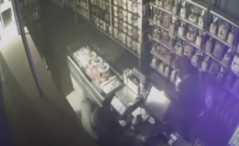 Θεσσαλονίκη: Διέρρηξαν για δεύτερη φορά την ίδια καφετερία στην Εγνατία – ΒΙΝΤΕΟ ντοκουμέντο