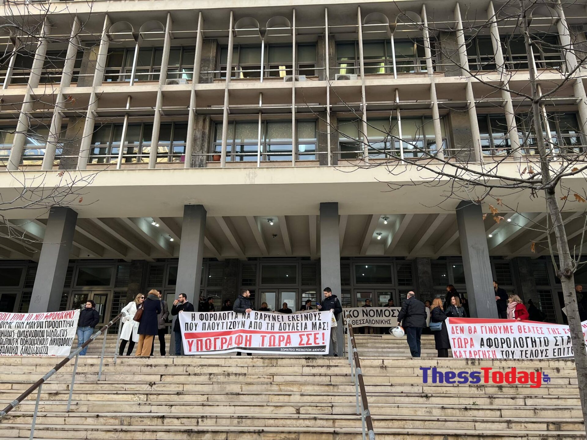 Θεσσαλονίκη: Δικηγόροι απέκλεισαν το δικαστικό μέγαρο – Αντιδρούν στα νέα φορολογικά μέτρα