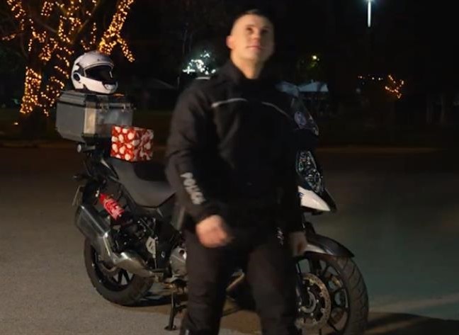 Βίντεο: Η ΕΛ.ΑΣ. εύχεται καλή χρονιά με το βλέμμα στραμμένο στον ουρανό – «Με την σκέψη μας σε εκείνους που έφυγαν…»