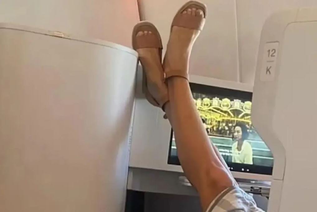 Χαμός σε πτήση: Γυναίκα εξαγρίωσε συνεπιβάτη αφού φωτογραφήθηκε να κάνει αυτή την «αηδιαστική» πράξη