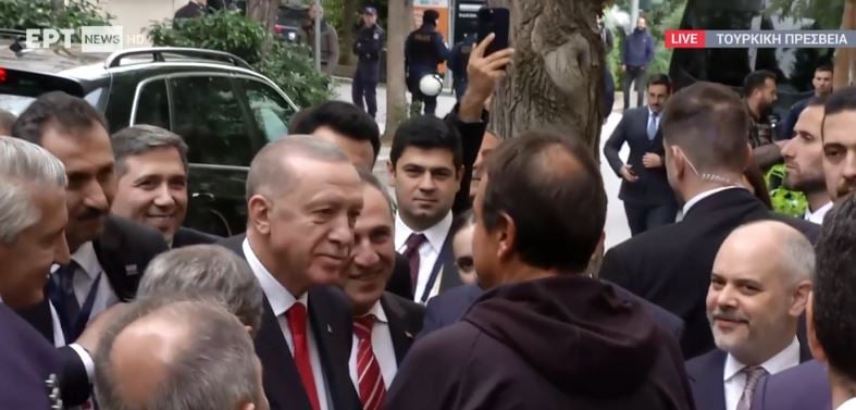 Στην τουρκική πρεσβεία ο Ερντογάν μετά την συνάντηση με τον Μητσοτάκη