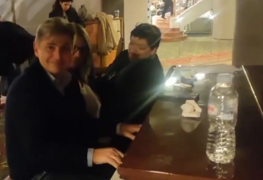 ΣΥΡΙΖΑ: «Κι αν μας αντέξει το σχοινί…» – Ο Φαραντούρης παίζει πιάνο έξω από την Kεντρική Επιτροπή