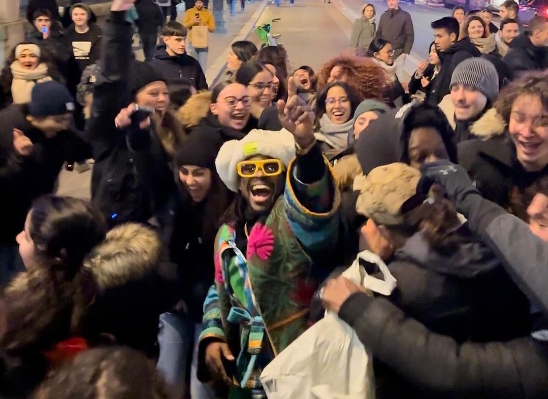 Γαλλία: «Ο μεταφορέας της ευτυχίας» – Πώς ένας 24χρονος σκορπά την χαρά στους δρόμους του Παρισιού