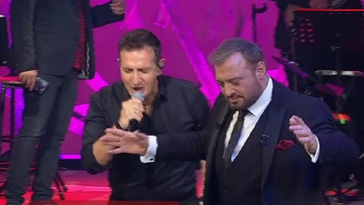 Πρωτοχρονιά με φίλους: Το μερακλίδικο ζεϊμπέκικο του Χρήστου Φερεντίνου – ΒΙΝΤΕΟ