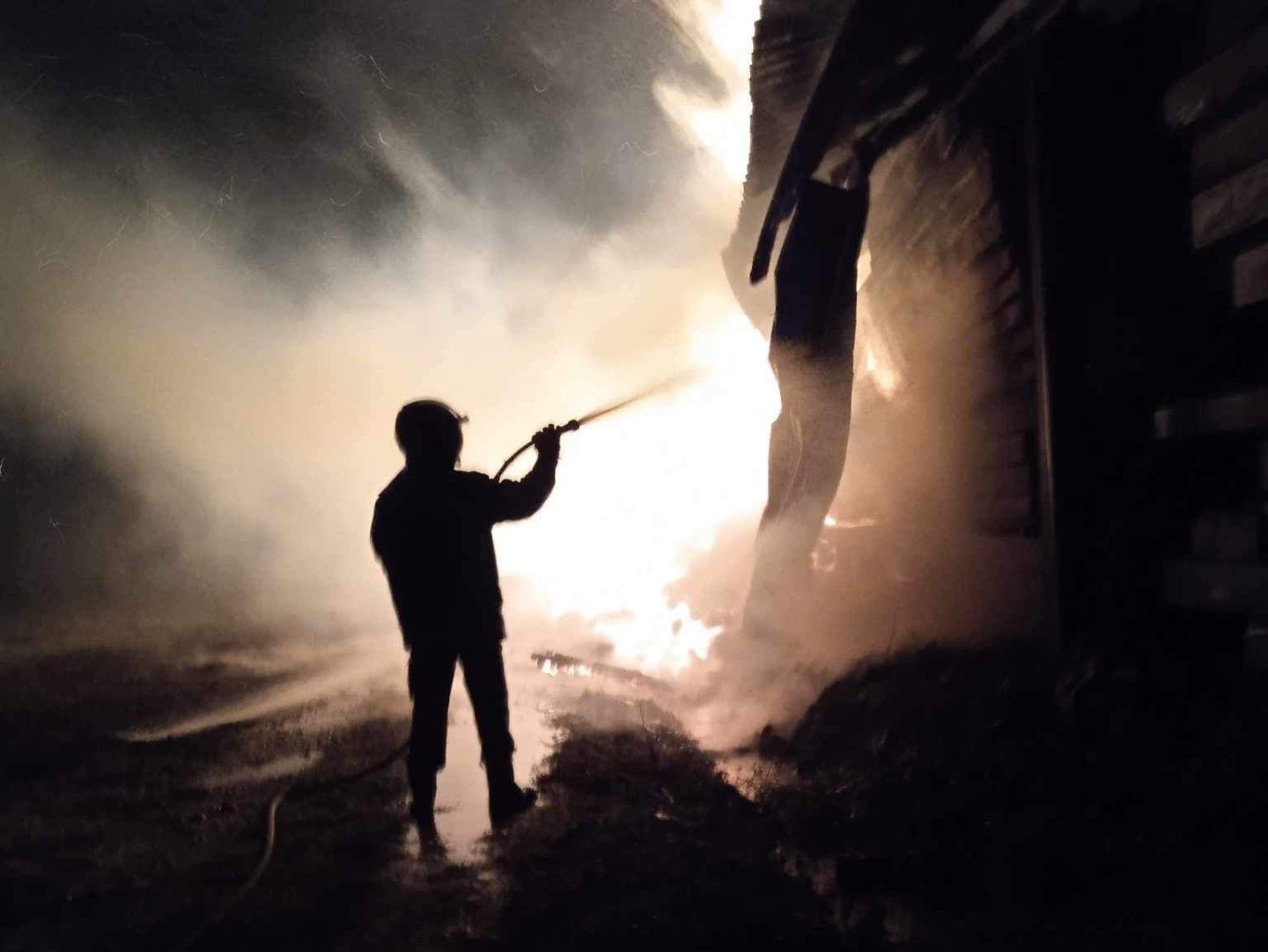 Κέρκυρα: Υπό έλεγχο η φωτιά στους Βελονάδες – Κάηκε ολοσχερώς αποθήκη εργοστασίου ξυλείας – ΦΩΤΟ και ΒΙΝΤΕΟ