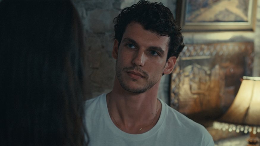 Η Γη της Ελιάς: Ο Χρήστος εξομολογείται στην Ισμήνη και τον Κωνσταντίνο ότι ο γάμος του δεν πηγαίνει καλά