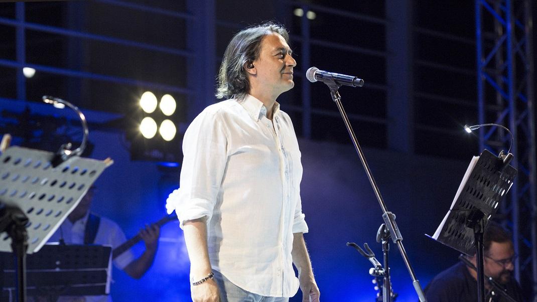 Ο Γιάννης Κότσιρας επιστρέφει στη νυχτερινή διασκέδαση και στον Σταυρό του Νότου