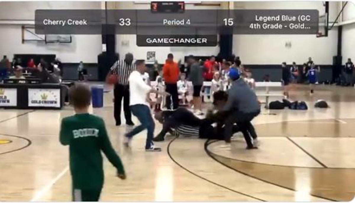 Διαιτητές μετέτρεψαν σε ρινγκ γήπεδο μπάσκετ – Πιάστηκαν στα χέρια σε αγώνα μαθητών του Δημοτικού