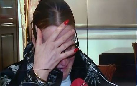 Βριλήσσια: «Δεν το είχα καταλάβει, ζητώ συγγνώμη από τις κόρες μου» λέει η σύζυγος του κομμωτή με τις κρυφές κάμερες