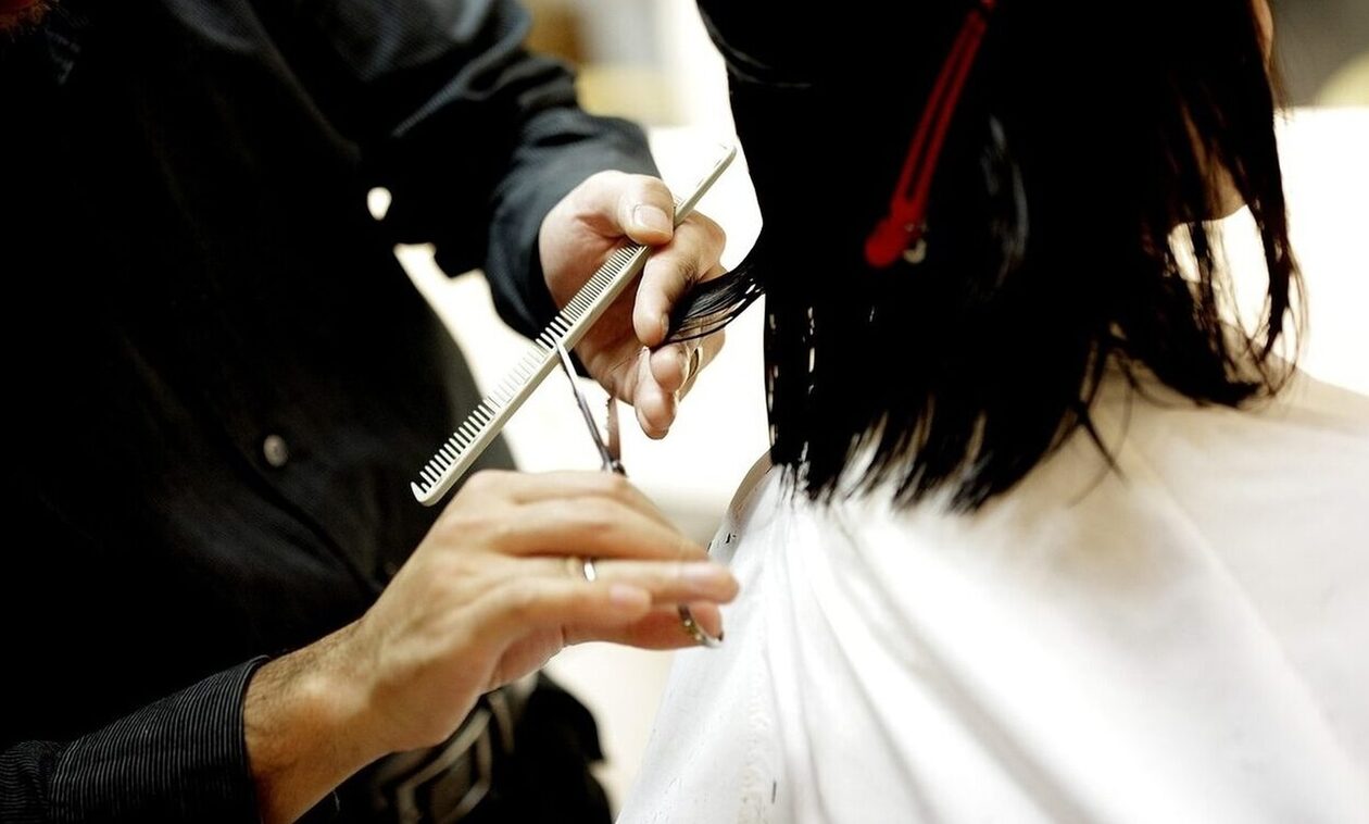 Βριλήσσια: Νέες μαρτυρίες για τον κομμωτή με τις κρυφές κάμερες – «Νιώθω αηδία και οργή»