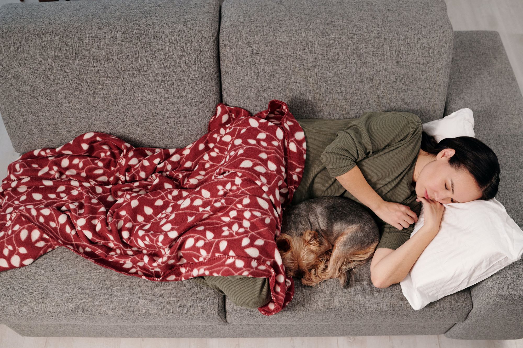 ύπνος στον καναπέ και συμβουλές για να κοιμάστε καλύτερα