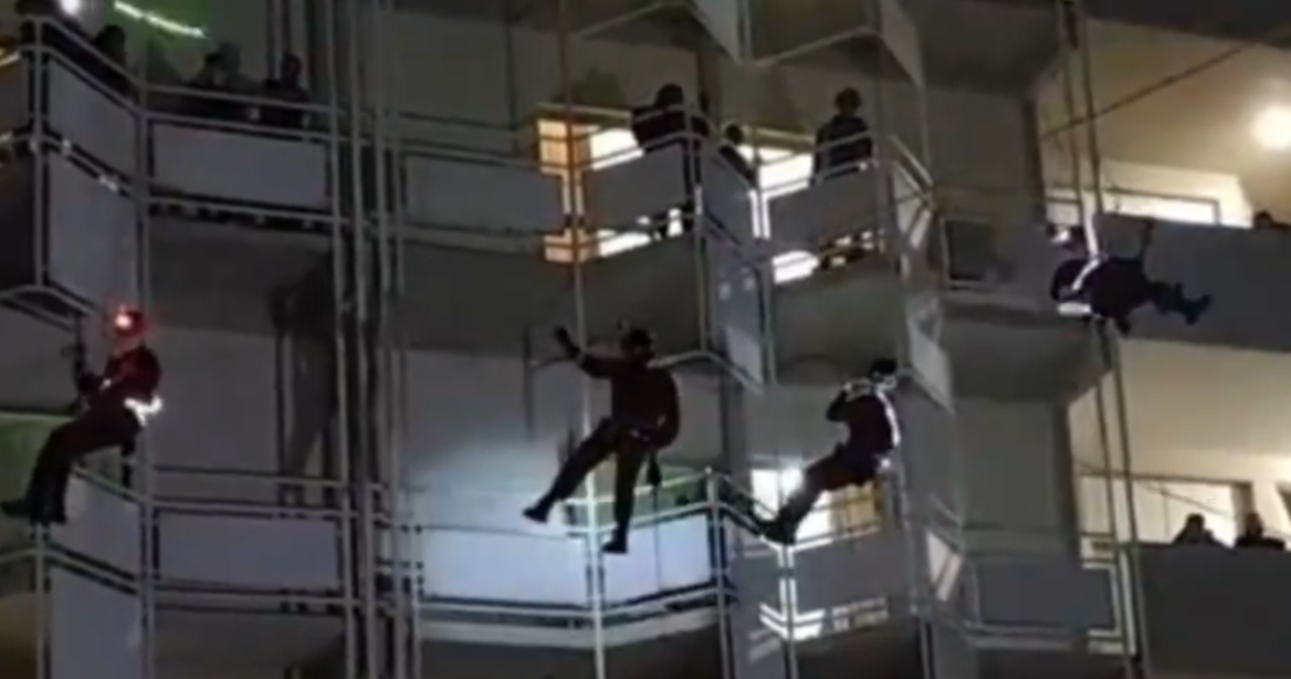 Κρήτη: Ιπτάμενοι Πυροσβέστες σε ρόλο Άγιου Βασίλη μοίρασαν δώρα σε ασθενείς – BINTEO