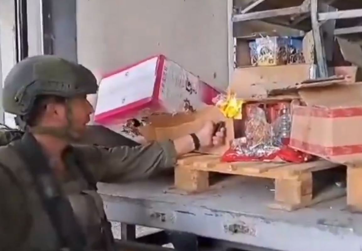 Γάζα: Σάλος με βίντεο Ισραηλινών στρατιωτών που προσπαθούν να καταστρέψουν ανθρωπιστική βοήθεια