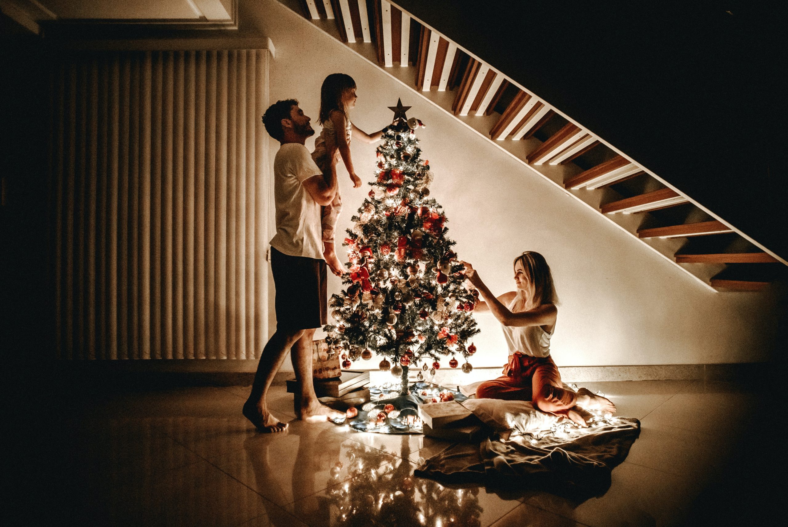 Πώς να στολίσετε το χριστουγεννιάτικο δέντρο σαν επαγγελματίας - Τα 3 απλά βήματα και έξυπνα tips