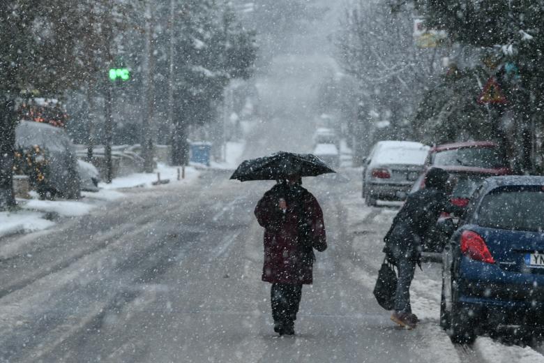 Επελαύνει η κακοκαιρία-εξπρές: Βροχές στην Αττική, χιόνια στην Δυτική Μακεδονία – Πώς θα εξελιχθούν τα φαινόμενα