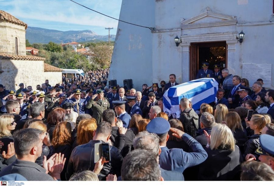 Επαμεινώνδας Κωστέας: Σκηνές αρχαίας τραγωδίας στην κηδεία του – «Να είμαι η τελευταία μάνα που αποχαιρετά τον ήρωά της»