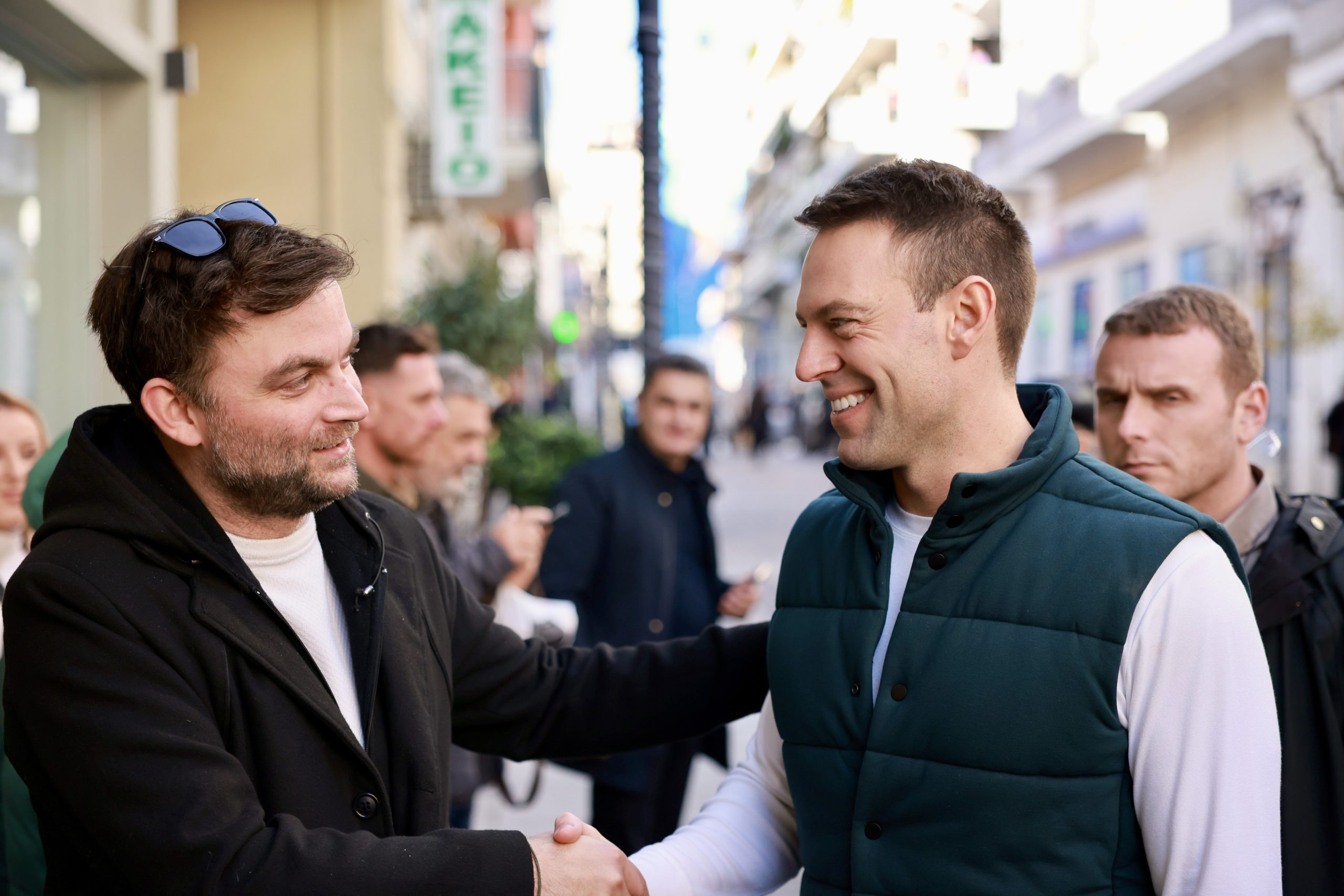 Το… photobombing του Κασσελάκη στην πλατεία του Αγρινίου: «Δείχνεις φόρεμα;»