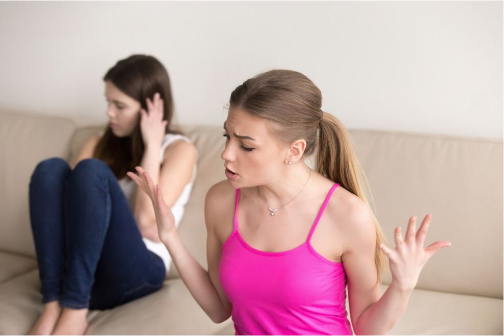 «Η τοξική σύντροφος του αδελφού μου με μπλόκαρε» – Τα σχόλια που έκαναν όλη την οικογένεια να την αντιπαθήσει