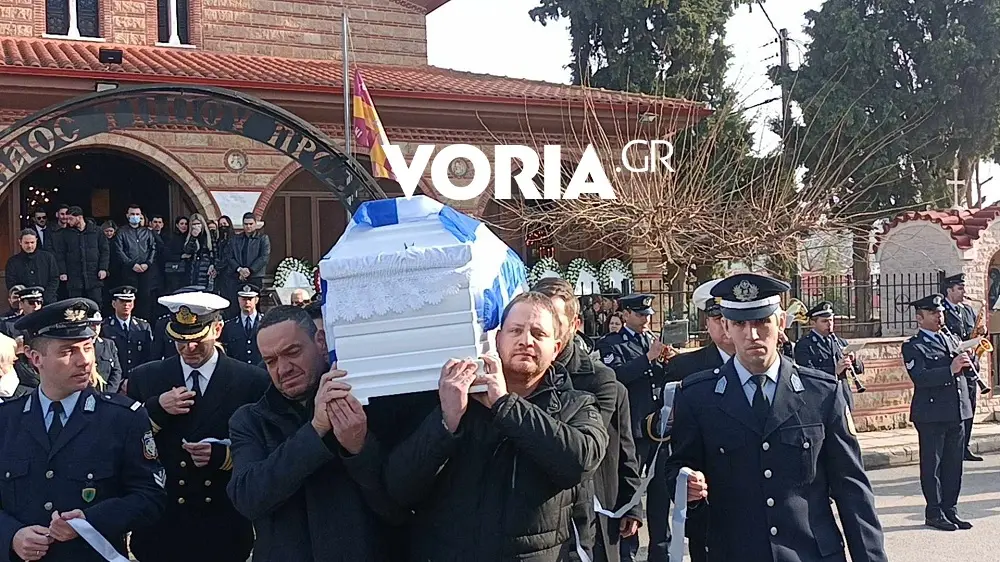 Θεσσαλονίκη: Σπαραγμός στο τελευταίο αντίο στον 32χρονο αστυνομικό – «Γιατί παλικάρι μου…» – ΒΙΝΤΕΟ