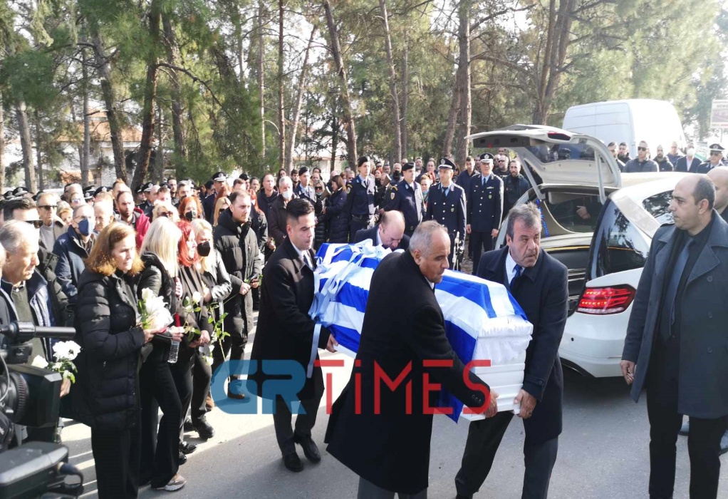 Θεσσαλονίκη: Σε κλίμα οδύνης η κηδεία του αστυνομικού – Τραγική φιγούρα η μητέρα του – ΦΩΤΟ και ΒΙΝΤΕΟ