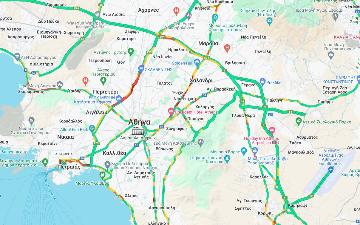 Κίνηση: Σε ρυθμούς Χριστουγέννων – Στο «κόκκινο» η Αθηνών – Λαμίας, καθυστερήσεις στην Αττική Οδό