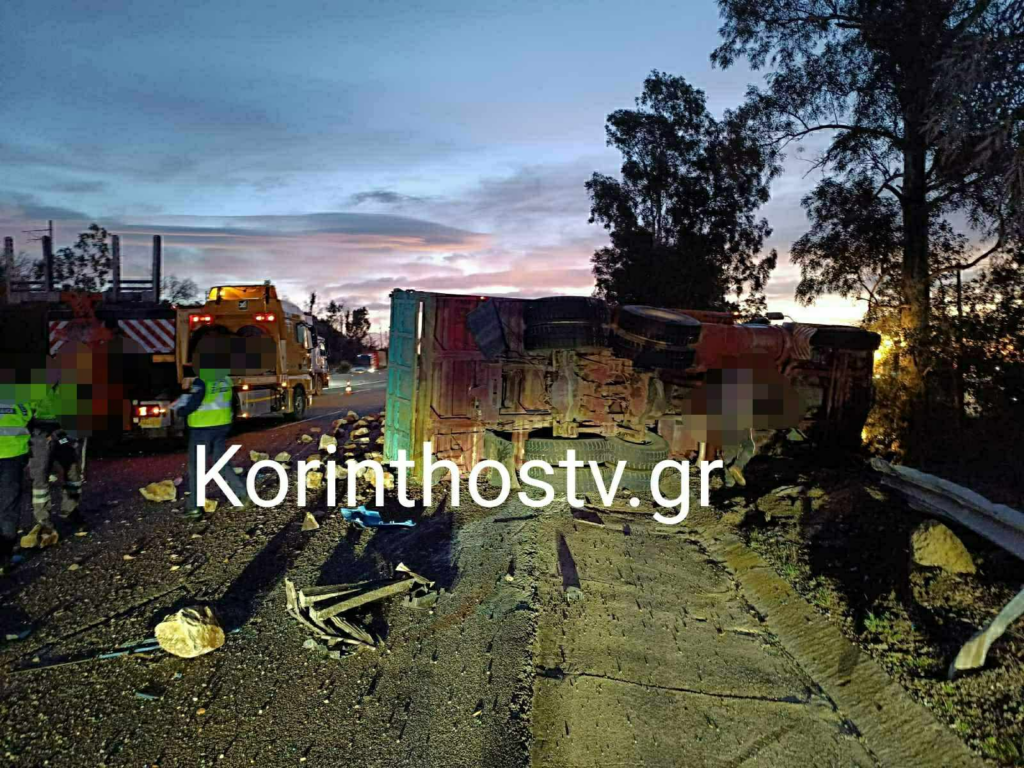 Τροχαίο στην Εθνική Οδό Αθηνών – Κορίνθου: Συγκρούστηκαν δύο φορτηγά – Γέμισε πέτρες και χώματα ο δρόμος