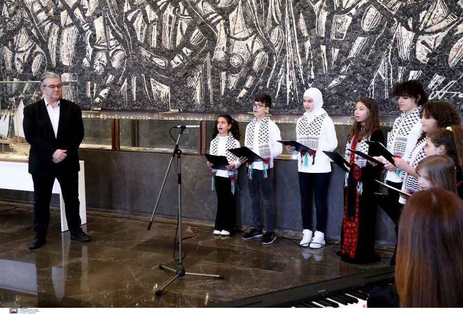 Κουτσούμπας: Άκουσε τα κάλαντα από την παιδική χορωδία της Παλαιστινιακής Παροικίας Ελλάδος