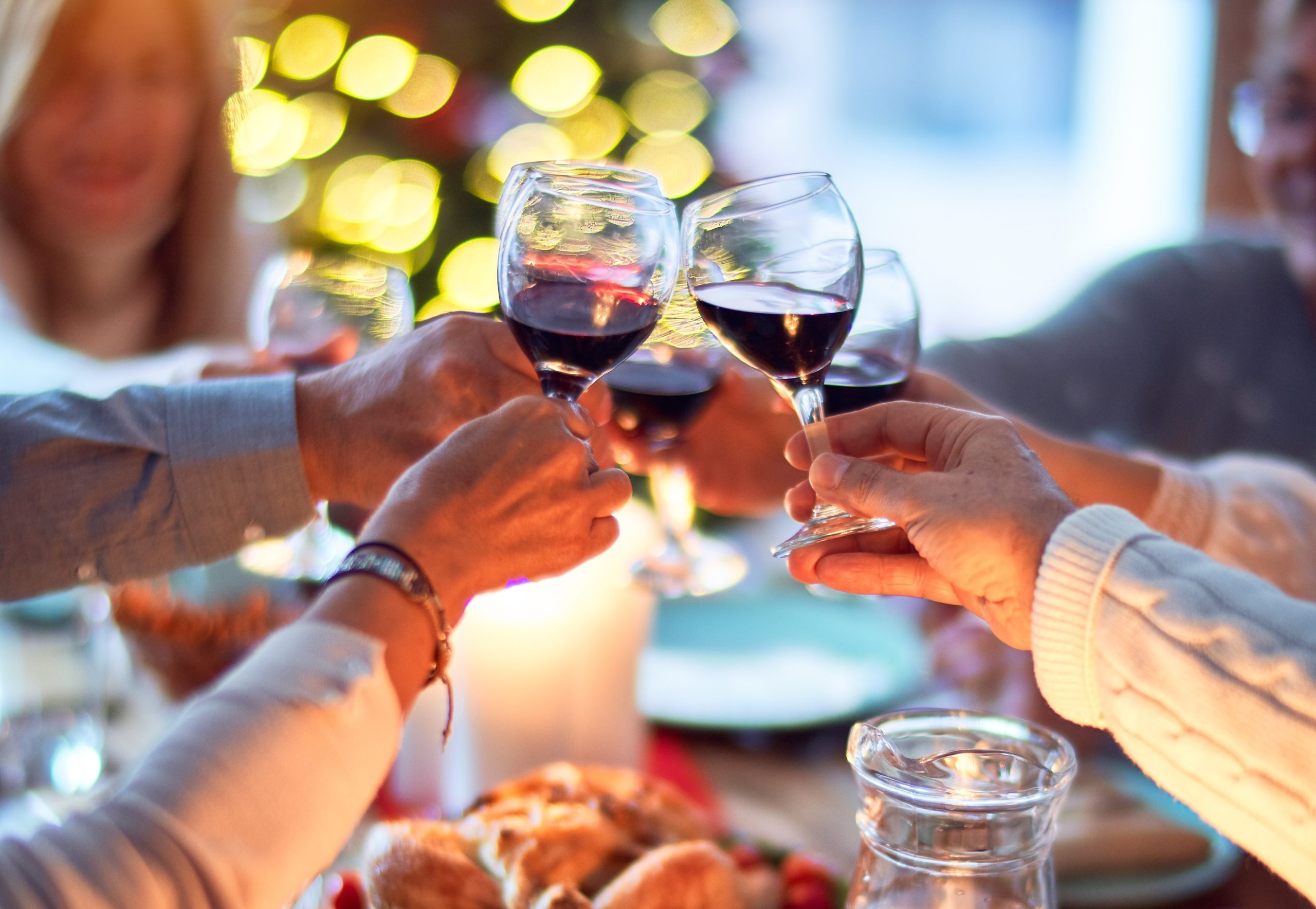 Οδηγός επιβίωσης για το γιορτινό τραπέζι: Τα 9 πράγματα που δεν πρέπει να πείτε ή να κάνετε